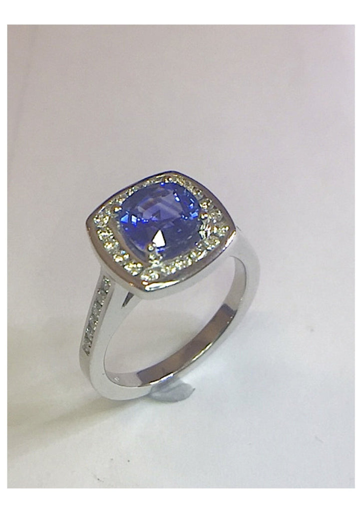 18ct white gold royal blue ceylon sapphire halo diamond ring